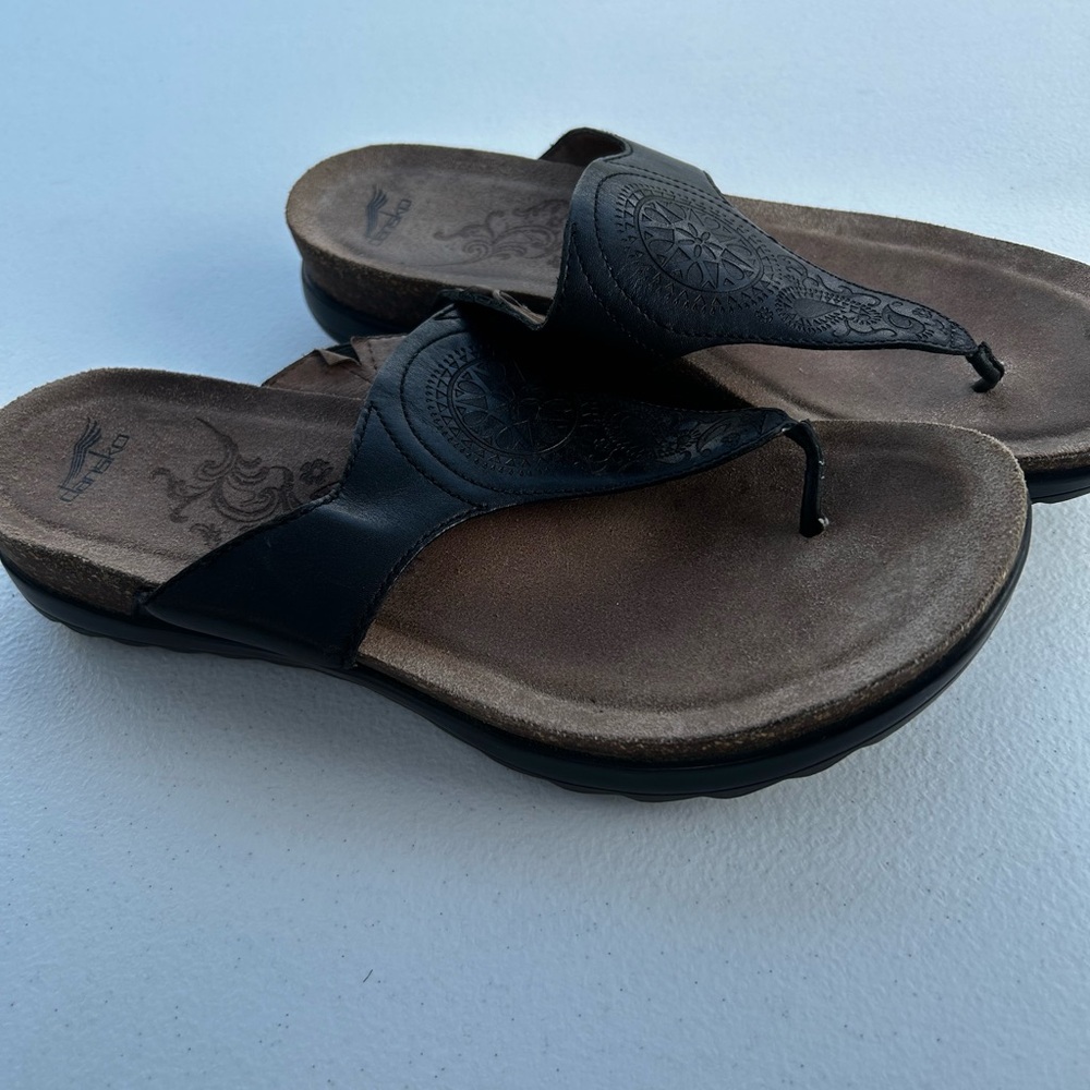 Sz 40 (US 9.5)  Dansko Priya Sandals